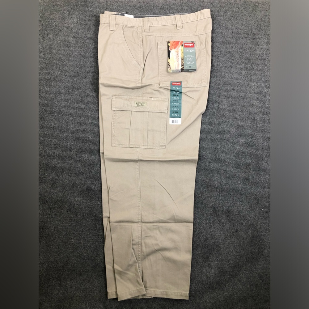 NWT Wrangler Men's Tan Cargo Pants 42x30 (M1)